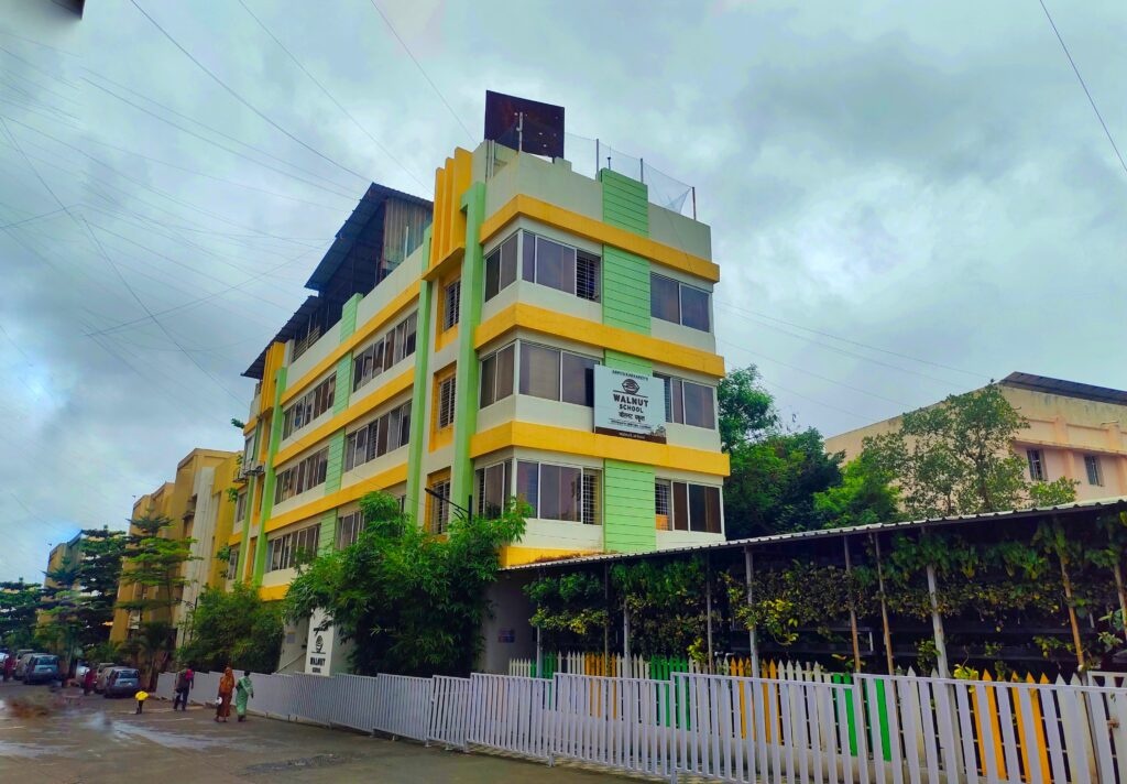 कोथरूड जवळील वॉलनट स्कूल